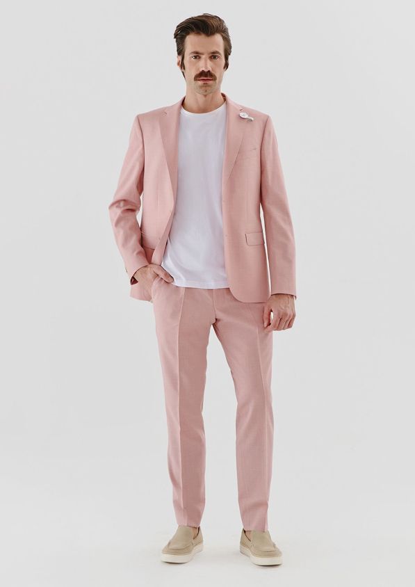 Mężczyzna w różowym garniturze o wzorze melanżu